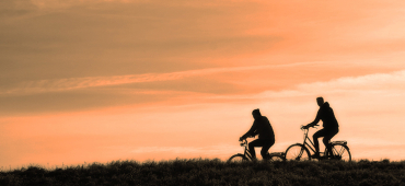 MS och fysisk aktivitet, cyklister i solnedgång